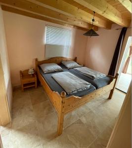 een slaapkamer met een houten bed in een kamer bij Ferienhaus Stefanie in Bernbeuren