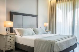 Un dormitorio con una cama grande y una ventana en ASTRA Village Resort en Svoronata