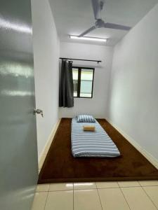 Ce lit se trouve dans un dortoir doté d'une fenêtre et d'une porte. dans l'établissement Inderaloka Villa 23A Free Parking, à Shah Alam