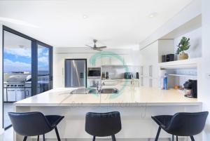 Cucina o angolo cottura di ZEN AT ARKABA 3BR Luxury Waterfront Apt Pool + BBQ