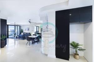 Area soggiorno di ZEN AT ARKABA 3BR Luxury Waterfront Apt Pool + BBQ