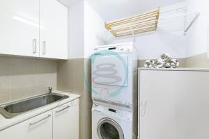Foto dalla galleria di ZEN AT ARKABA 3BR Luxury Waterfront Apt Pool + BBQ a Darwin
