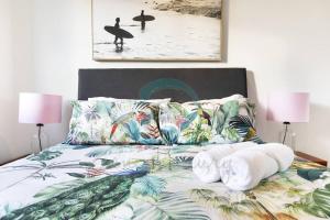 Letto o letti in una camera di ZEN AT ARKABA 3BR Luxury Waterfront Apt Pool + BBQ