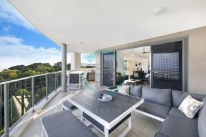 Balcone o terrazza di ZEN AT ARKABA 3BR Luxury Waterfront Apt Pool + BBQ