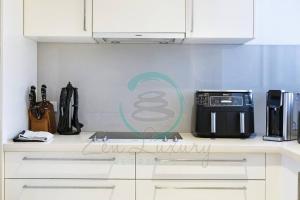 Cucina o angolo cottura di ZEN AT ARKABA 3BR Luxury Waterfront Apt Pool + BBQ