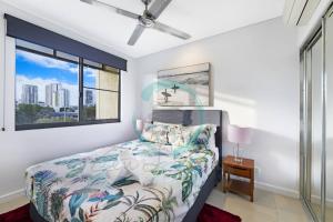 una camera da letto con un letto e una finestra di ZEN AT ARKABA 3BR Luxury Waterfront Apt Pool + BBQ a Darwin