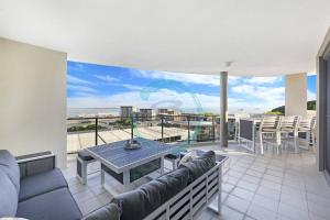 Balcone o terrazza di ZEN AT ARKABA 3BR Luxury Waterfront Apt Pool + BBQ