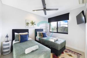 Letto o letti in una camera di ZEN AT ARKABA 3BR Luxury Waterfront Apt Pool + BBQ