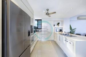 Cucina o angolo cottura di ZEN AT ARKABA 3BR Luxury Waterfront Apt Pool + BBQ