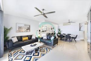 Area soggiorno di ZEN AT ARKABA 3BR Luxury Waterfront Apt Pool + BBQ