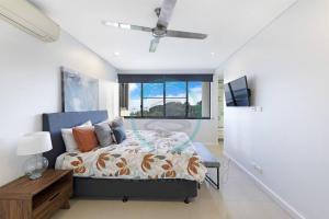 Letto o letti in una camera di ZEN AT ARKABA 3BR Luxury Waterfront Apt Pool + BBQ