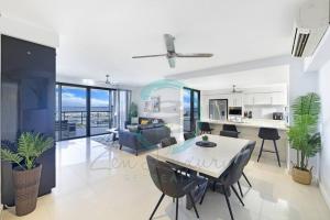Zona d'estar a ZEN AT ARKABA 3BR Luxury Waterfront Apt Pool + BBQ