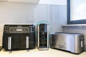Foto dalla galleria di ZEN AT ARKABA 3BR Luxury Waterfront Apt Pool + BBQ a Darwin