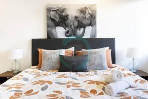 Letto o letti in una camera di ZEN AT ARKABA 3BR Luxury Waterfront Apt Pool + BBQ