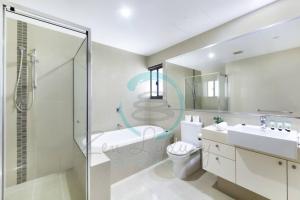 Bagno di ZEN AT ARKABA 3BR Luxury Waterfront Apt Pool + BBQ