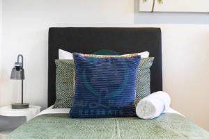 Letto o letti in una camera di ZEN AT ARKABA 3BR Luxury Waterfront Apt Pool + BBQ