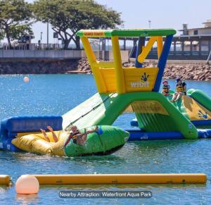 Piscina di ZEN AT ARKABA 3BR Luxury Waterfront Apt Pool + BBQ o nelle vicinanze