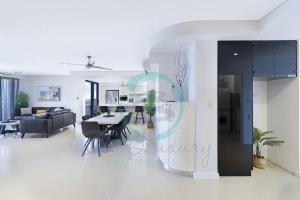 Area soggiorno di ZEN AT ARKABA 3BR Luxury Waterfront Apt Pool + BBQ