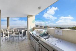 Balcone o terrazza di ZEN AT ARKABA 3BR Luxury Waterfront Apt Pool + BBQ