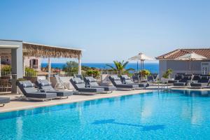 Bazén v ubytování ASTRA Village Resort nebo v jeho okolí