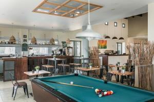 Biliár nebo kulečník v ubytování ASTRA Village Resort