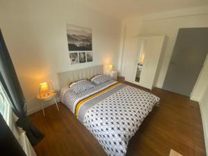 sypialnia z łóżkiem, 2 lampami i lustrem w obiekcie Fabuleux T3 de 85 m2, situé au calme avec grand parking gratuit privé ,Fibre wifi w mieście Saint-Gaudens