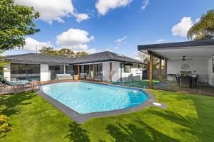 uma piscina no quintal de uma casa em Ultra Modern & Relaxing Inner City 4bed House - with a Private Pool - 10mins walk to Beach em Gold Coast