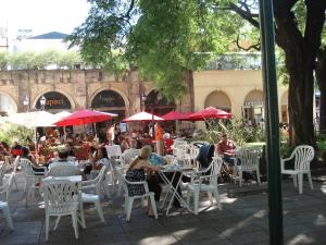 un grupo de personas sentadas en mesas en un restaurante al aire libre en Tango Cozy Estudio en Buenos Aires