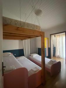 1 Schlafzimmer mit 2 Etagenbetten und einem Spiegel in der Unterkunft Country house by the sea !!! in Karavómilos
