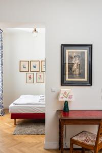 Postel nebo postele na pokoji v ubytování Classy Old Town Suites - by Upstairs + 28 fotografií