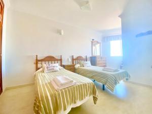 Łóżko lub łóżka w pokoju w obiekcie Gomera Sunset Apartments