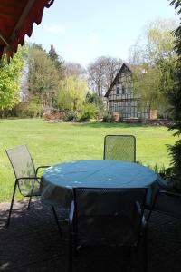 a table and two chairs sitting in a yard at von Felde in Soltau