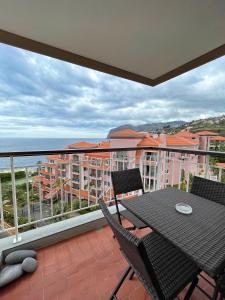 d'un balcon avec une table et des chaises donnant sur l'océan. dans l'établissement Vista Formosa, à Funchal