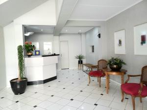 a lobby with chairs and a table in a building at Hotel Princeton in Piracicaba