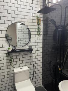 een witte badkamer met een spiegel en een toilet bij ExHome Terengganu in Kuala Terengganu