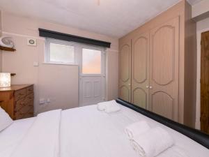 a bedroom with a large white bed with two towels at Pass the Keys Spacious 1 bed Flat Close to Central Location in Reading