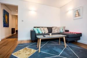 Stunning 1 Bedroom Apartment nearby Borough Market في لندن: غرفة معيشة مع أريكة وطاولة