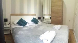 um quarto com uma cama grande e toalhas em Apartman Branka em Dobropoljana