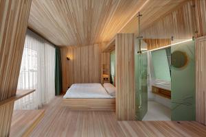 レッキンゲンにあるHotel Glockeの小さなベッドルーム(ベッド1台、ガラス張りのシャワー付)