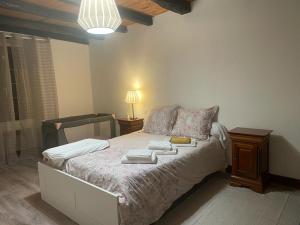 的住宿－Maison familiale en Périgord (Billard+Cheminée)，一间卧室配有一张床,上面有两条毛巾
