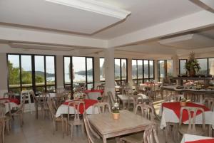 Ein Restaurant oder anderes Speiselokal in der Unterkunft Morro do Sol Hotel & Eventos 
