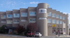 a building with cars parked in front of it at Hotel Alaiz in Beriáin