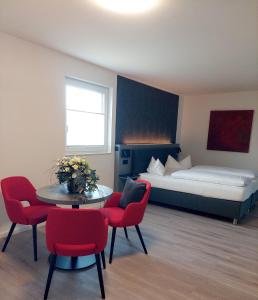 Habitación de hotel con cama, mesa y sillas en CAP1 Boardinghouse en Baesweiler