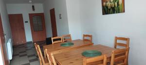 ein Esszimmer mit einem Holztisch und Stühlen in der Unterkunft Willa Anna in Rajcza + 17 Fotos