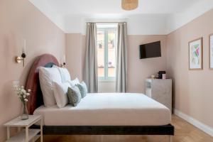 una camera da letto con un grande letto bianco e una finestra di numa I Portico a Roma