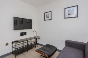 A seating area at Stylish 1 Bedroom Apartment in Holborn in a Great Location