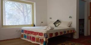 Spashram River Mountain Ganga Beach Retreatにあるベッド
