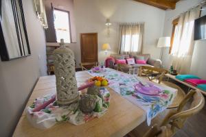 Valdelaguna的住宿－Casa Rural Valle de la Laguna，用餐室配有带水果的桌子