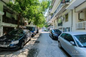 una calle con coches estacionados al costado de la carretera en Fairytale City Loft Apartment, Vesta Philoxenia, en Tesalónica