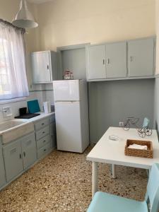 Kuchyňa alebo kuchynka v ubytovaní DARSISS - Agrinio Museum apartment